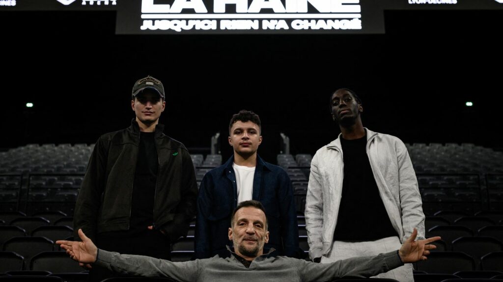 Trente ans après son film culte, Mathieu Kassovitz adapte "La Haine" en comédie musicale
          "La Haine" en version comédie musicale sera produit à Paris, Lyon et Marseille. Pour faire sa promotion, Mathieu Kassovitz s'est déplacé à Marseille avec les trois comédiens sélectionnés pour jouer sur scène les rôles de Vinz, Saïd et Hubert. Ensemble, ils sont allés à la rencontre des habitants et des acteurs associatifs de l’Estaque.