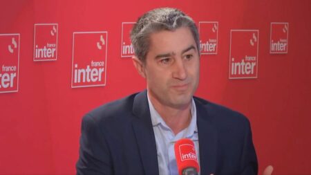 La gauche "a un boulevard devant elle" car "le Rassemblement national est nul sur les questions de travail", affirme François Ruffin
          Le député insoumis de la Somme publie, mercredi 7 février, le livre "Mal-travail, le choix des élites", aux éditions "Les Liens qui Libèrent".