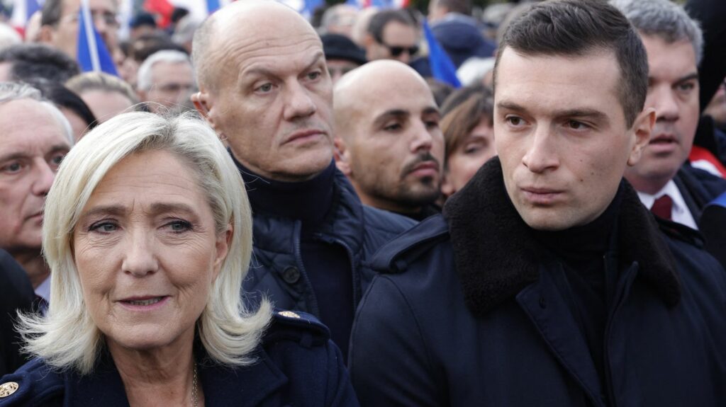 Marine Le Pen et Jordan Bardella ont déjeuné avec la présidente de l'AfD, le parti allemand d'extrême droite
          Marine Le Pen avait publiquement pris ses distances avec le parti allemand, fin janvier, après la participation de plusieurs de ses cadres à des discussions autour d'un plan d'expulsion massive de personnes étrangères et allemandes "non-assimilées".