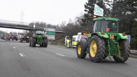 Colère des agriculteurs : une levée des barrages en demi-teinte
          Après la demande des syndicats, les agriculteurs ont levé les barrages, vendredi 2 février. Certains attendent de voir si les annonces gouvernementales seront suivies d'effets.