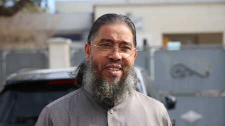 Vrai ou faux



  

  
  

      

  

  
    L'imam Mahjoubi est-il inexpulsable car il a des enfants mineurs, comme l'affirme une syndicaliste de la police ?
          Linda Kebbab, secrétaire nationale du syndicat Unité SGP police affirme que l'État ne peut pas expulser l'imam Mahjoub Mahjoubi, comme le souhaite Gérald Darmanin. La loi protège en effet les personnes étrangères qui ont des enfants mineurs, mais il y a des dérogations.