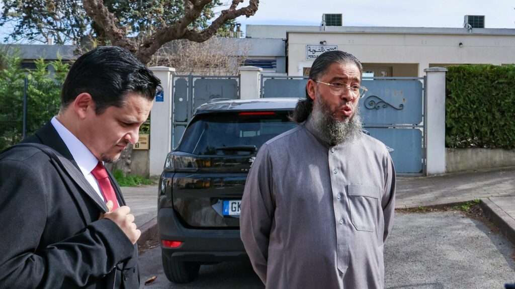 Vrai ou faux



  

  
  

      

  

  
    L'expulsion de l'imam Mahjoub Mahjoubi a-t-elle été accélérée par la loi immigration, comme l'affirme Gérald Darmanin ?
          "Je suis le symbole de la loi immigration, le fusible", a réagi vendredi l'imam de Bagnols-sur-Cèze (Gard), expulsé jeudi soir vers la Tunisie. S'il existe bien une nouvelle disposition permettant de saisir des documents d'identité au domicile de la personne étrangère, la procédure d'expulsion "en urgence absolue" repose principalement sur du droit déjà existant.