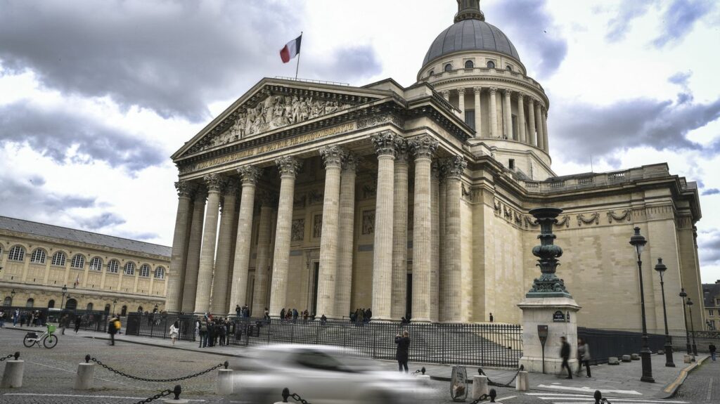 Emmanuel Macron favorable à une entrée au Panthéon de Robert Badinter
          L'entourage d'Emmanuel Macron indique à France Inter, mardi, que le président de la République est favorable à l'entrée de Robert Badinter au Panthéon.