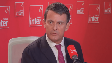 Fin du droit du sol à Mayotte : l'ancien Premier ministre Manuel Valls dénonce un projet de réforme "inutile, inefficace et dangereux"
          S'il reconnaît que l'île de l'océan Indien est frappée par une crise migratoire, Manuel Valls soutient que "le droit du sol" n'est pas "responsable du chaos qui règne à Mayotte".