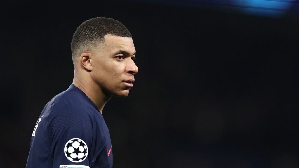 Kylian Mbappé dîne à l'Élysée mardi soir avec l'émir du Qatar
          Un dîner est organisé entre Emmanuel Macron et l'émir du Qatar pour approfondir les relations entre les deux pays.