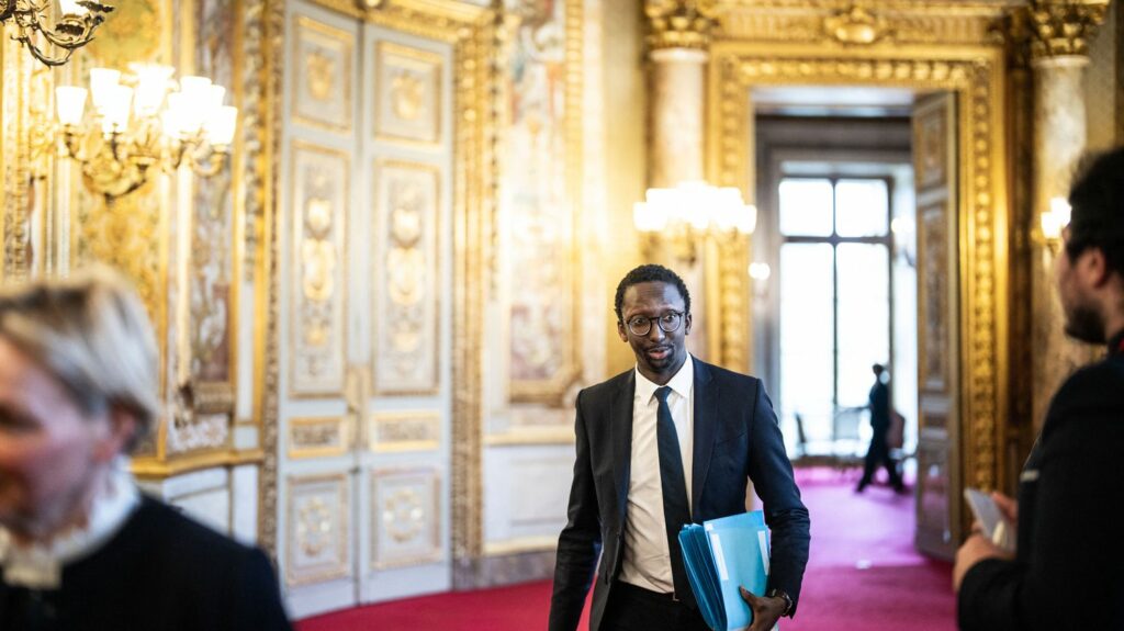 Gouvernement de Gabriel Attal : la Mer et la Biodiversité confiées à un même secrétaire d'Etat, un choix d'"efficacité" dont la cohérence interroge
          Déjà en charge de la Mer, Hervé Berville a vu son portefeuille élargi. S'il promet de s'attaquer à sa nouvelle tâche avec volontarisme, sa défense des pêcheurs lui avait jusqu'ici parfois valu les foudres des défenseurs de la biodiversité.