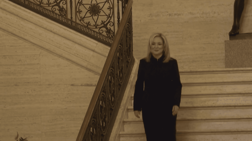 Irlande du Nord : une républicaine nouvelle cheffe du gouvernement
          Jour historique en Irlande du Nord, Michelle O’Neill est devenue la première républicaine à prendre la tête du gouvernement. La cheffe de file du Sinn Féin âgée de 47 ans est favorable à l’unification de l’Irlande, un basculement dans la province britannique.