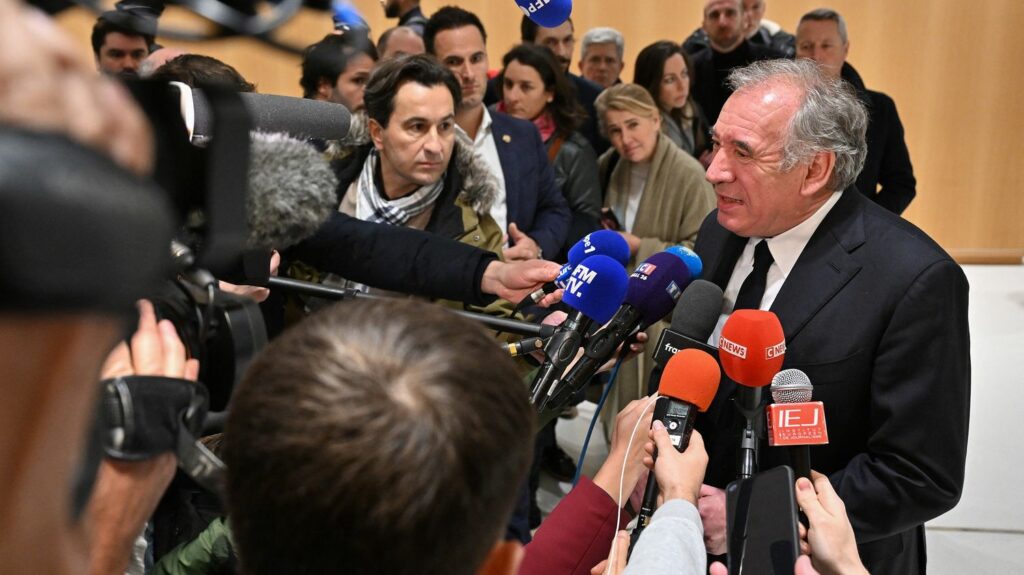 L'affaire des assistants parlementaires du MoDem "pose la question du financement de notre vie politique", selon l’Observatoire de l'éthique publique
          Le président du MoDem, François Bayrou, a été relaxé lundi "au bénéfice du doute" par le tribunal correctionnel de Paris dans l'affaire des assistants parlementaires européens.