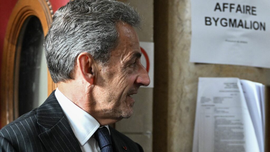 Condamnation de Nicolas Sarkozy dans l'affaire Bygmalion : les réactions de la classe politique et de la société civile
          Un conseiller régional LR évoque "une condamnation très surprenante" quand le responsable plaidoyer de l'ONG Transparency International parle d'"une affaire emblématique des dangers qui pèsent sur l'élection présidentielle".
