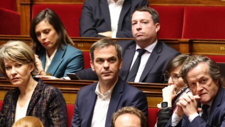 Après son départ du gouvernement, Olivier Véran veut profiter de sa "liberté de parole" pour peser dans la majorité
          Dans une interview au "Parisien", l'ancien ministre, redevenu député, déclare  "vouloir parler à ceux de nos concitoyens dont le cœur bat toujours à gauche et qui se sentent apatrides".