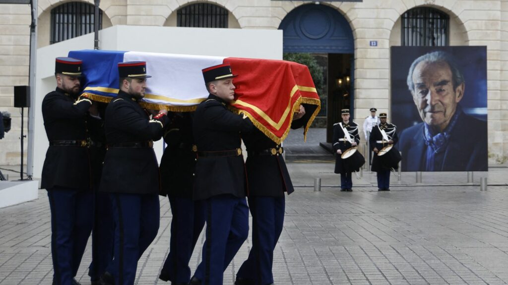 La panthéonisation de Robert Badinter serait le "signe d'une unité nationale autour des valeurs qu'il portait", salue l'avocat Henri Leclerc
          Même si son ami n'était pas "friand des honneurs de la République", Henri Leclerc estime que l'entrée au Panthéon  de Robert Badinter serait symboliquement "importante" au moment où  "les valeurs qu'il incarnait se dégradent".