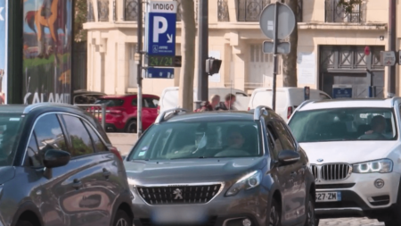 Pollution de l'air : la ville de Paris envisage de tripler le tarif de stationnement pour les grosses voitures
          Les conducteurs de grosses voitures pourraient devoir payer leur stationnement plus cher à Paris. Les SUV thermiques, très polluants, sont visés, mais pas seulement. Les véhicules hybrides pourraient être concernés.