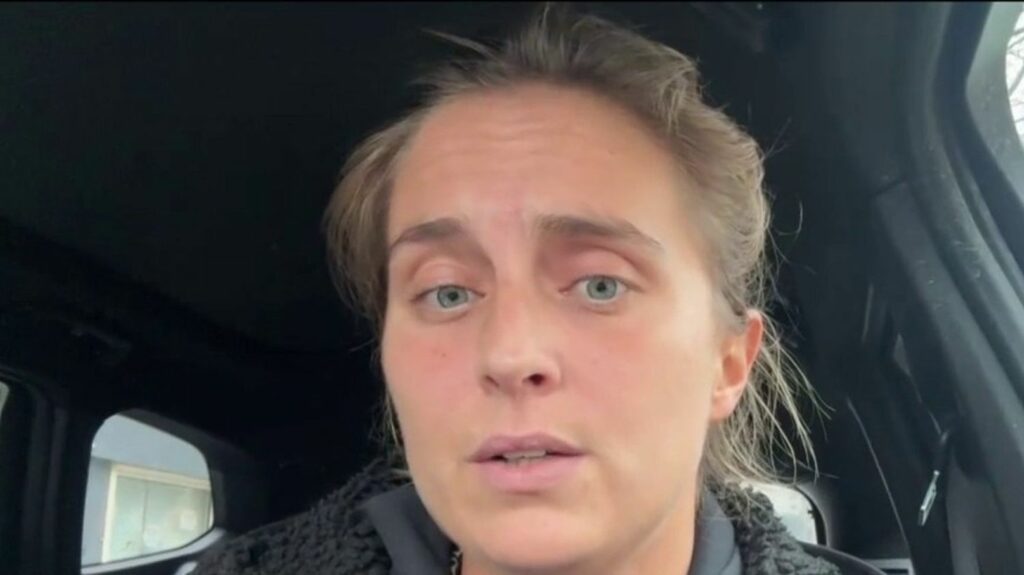 Permis de conduire à vie : "Ça paraît insensé" de n'avoir aucun contrôle médical, estime Pauline Déroulède, victime d'un accident de la route
          Pauline Déroulède, championne de France de tennis fauteuil et victime d'un accident de la circulation, est l'invitée du 12/13 info, mardi 20 février. Elle revient sur le projet de loi européen qui prévoit de renouveler tous les 15 ans les permis A et B.