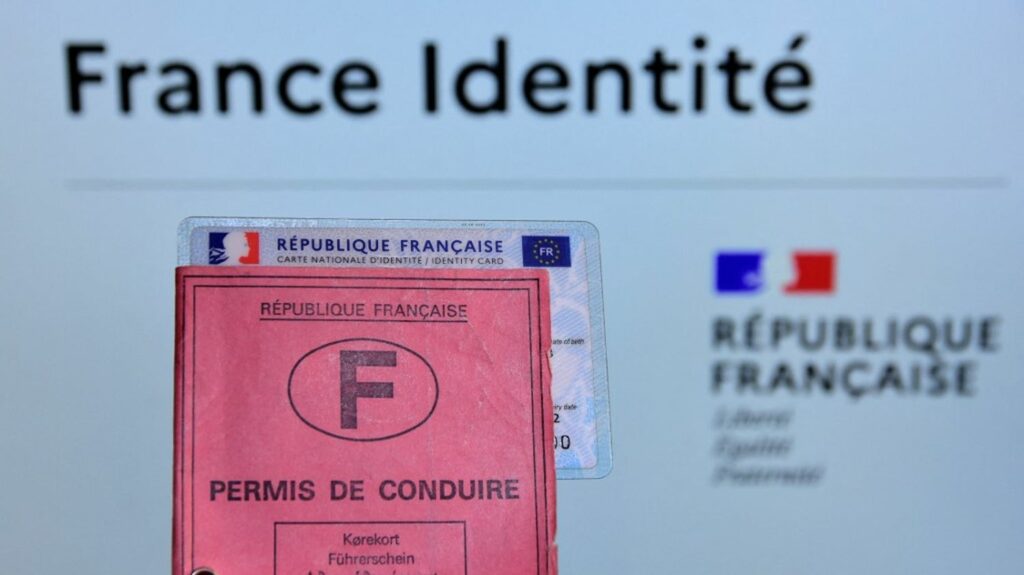 Cinq questions sur le permis de conduire dématérialisé, disponible dans toute la France depuis ce mercredi
          Le permis de conduire peut désormais être numérisé sur smartphone via l'application mobile France Identité, pour accélérer les contrôles et limiter les risques d'usurpation ou de fraude.