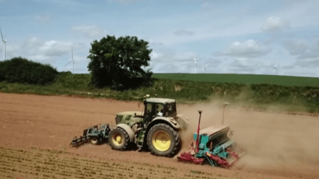 "Pause" du plan Ecophyto : une mesure dénoncée par les associations écologistes et EELV
          Le gouvernement a annoncé que le plan Ecophyto, visant à réduire de 50% l'utilisation de pesticides, sera "mis en pause" le temps de le retravailler. Une mesure décriée par les associations écologistes et le parti Europe Écologie – Les Verts (EELV).