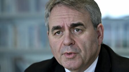 Présidentielle 2027: Réactions à droite après l’annonce de candidature de Xavier Bertrand Présidentielle 2027 : quelles réactions à droite après l'annonce de la candidature de Xavier Bertrand ?
Xavier Bertrand a dit ce week-end dans "Ouest-France" qu'il a bien l'intention d'être candidat à la présidentielle de 2027. Pourtant chez LR, le candidat de la direction est Laurent Wauquiez.