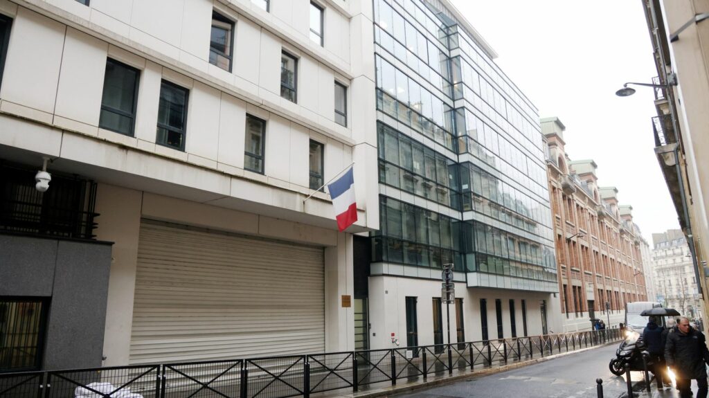 Un ancien maître d'internat du collège-lycée Stanislas jugé pour violences contre six élèves
          L'homme conteste les accusations de "viol et agression sexuelles" et de "violences", mais concède une "attitude autoritaire s'agissant des derniers faits reprochés", selon le parquet de Valenciennes.