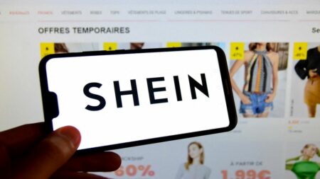 Proposition de loi contre le fast fashion à débattre à l’Assemblée, ciblant la pub pour Shein Mode : une proposition de loi pour lutter contre la fast fashion va être débattue à l'Assemblée nationale
Cette proposition de loi portée par les députés Horizons vise à interdire la publicité pour les marques de fast fashion, comme le site chinois Shein. Elle sera examinée dans l'hémicycle le 14 mars.