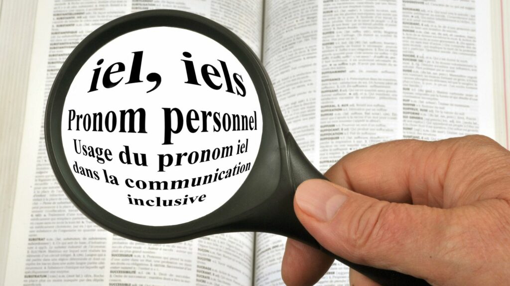 Proposition de loi pour interdire l'écriture inclusive : "Je la vois tous les jours dans le métro, sur l'affichage publicitaire", répondent ses partisans
          L'Assemblée nationale va examiner la proposition de loi visant à interdire l'usage de l'écriture inclusive. Un usage de plus en plus fréquent assurent ses défenseurs.