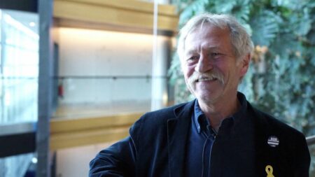 Proposition de prix planchers de Macron: claire mais ambiguë selon l’ex-député européen José Bové Prix planchers : la proposition d'Emmanuel Macron "semble claire, mais elle peut avoir plusieurs interprétations", souligne l'ex-député européen José Bové
Lors de sa visite au Salon de l'agriculture samedi, le président de la République a formulé l'objectif "qu'on puisse déboucher" sur "des prix planchers qui permettront de protéger le revenu agricole".