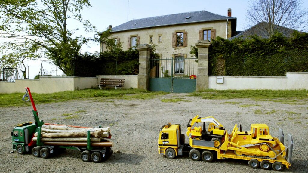 "Être et avoir" : dans le Puy-de-Dôme, l'école du documentaire de Nicolas Philibert garde ses deux classes
          En 2002, le documentaire de Nicolas Philibert auréolé du prix Louis Delluc s'était intéressé à l'école du village qui n'avait alors qu'une classe unique.