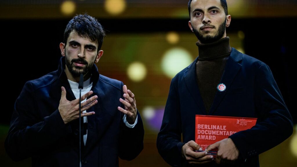 Le cinéaste israélien récompensé à Berlin pour un documentaire coréalisé avec un Palestinien reçoit des menaces dans son pays
          Les déclarations des réalisateurs de "No Other Land" à la Berlinale, dénonçant la politique d'Israël envers les Palestiniens, ont suscité la polémique. Le discours de Yuval Abraham est ainsi qualifié d'antisémite.