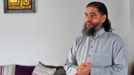 Expulsion de Mahjoub Mahjoubi : le recours de l'imam en référé-liberté sera examiné vendredi
          Il a été renvoyé vers la Tunisie jeudi, à la demande de Gérald Darmanin.