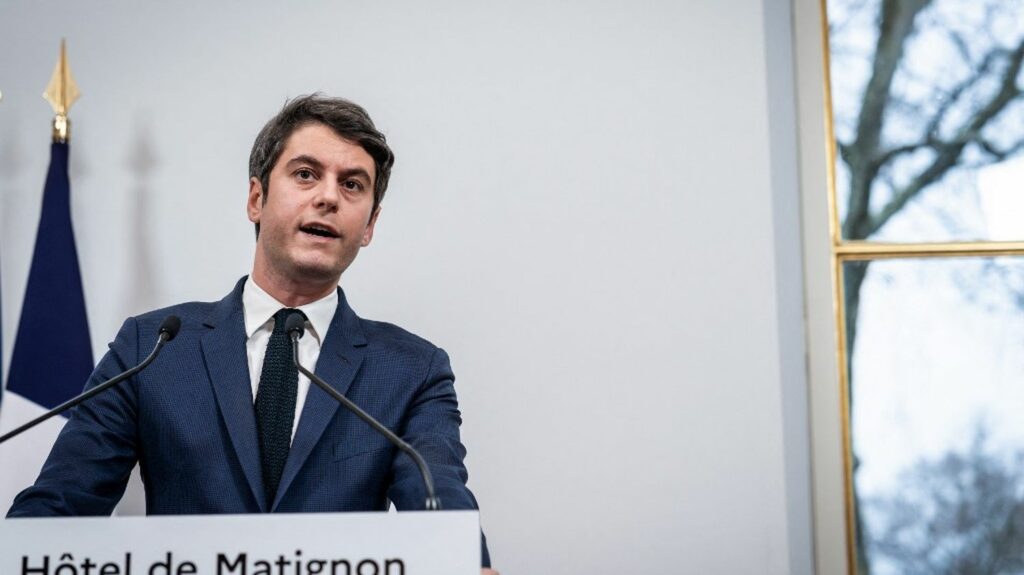 Dépenses publiques : Gabriel Attal promet de "continuer à réformer", en commençant par l'assurance-chômage
          Le Premier ministre a réagi aux paroles de l'ancien chef du gouvernement Edouard Philippe, pour qui la France "ne réforme pas grand-chose".
