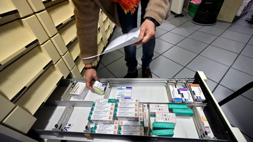 La production de médicaments "doit être le grand projet européen de réindustrialisation de notre continent", plaide la Fédération des syndicats pharmaceutiques de France
          En 2023, près de 5 000 signalements et risques de ruptures de stocks ont été recensés par l'Agence nationale de sécurité du médicaments (ANSM).