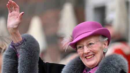 La reine Margrethe remporte l'"Oscar" danois des meilleurs costumes pour son travail sur le film "Ehrengard, ou l'art de la séduction"
          L'ex-monarque a reçu un Robert Award pour son travail sur une adaptation d'un livre de l'auteure danoise Karen Blixen - connue pour ses mémoires "Out of Africa"-  et réalisé par Bille August, l'un des cinéastes danois les plus connus.