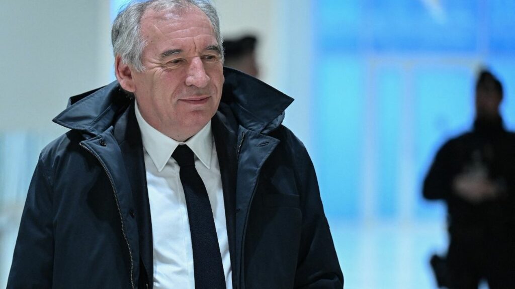 François Bayrou relaxé dans l'affaire des assistants parlementaires européens du MoDem, son parti condamné
          Le tribunal de Paris a prononcé des peines contre la majorité des cadres et élus du parti centriste qui étaient poursuivis. Le maire de Pau n'est pas condamné "au bénéfice du doute".