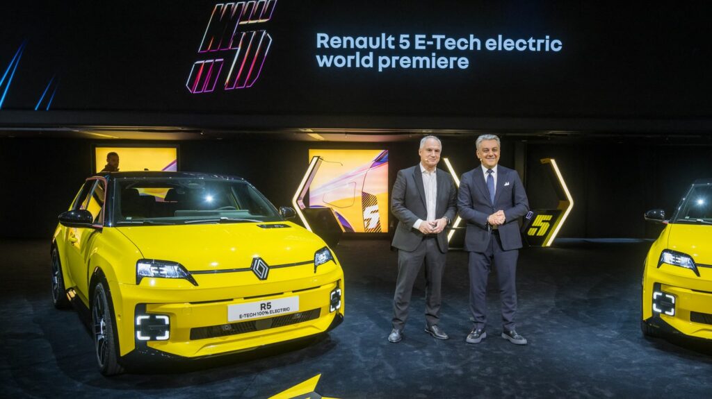 Automobile : Renault lance sa R5 électrique, emblème de la "relance" du constructeur
          La nouvelle R5 "permet à Renault de se projeter dans l'avenir", a lancé le directeur général de l'entreprise, Luca de Meo. La marque promet un prix de base autour des 25 000 euros, hors bonus.