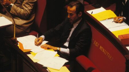 Quand la chanson était l'alliée de Robert Badinter
          Le combat contre la peine de mort de l'avocat, puis ministre de la Justice, a été accompagné par de nombreuses voix des musiques populaires.