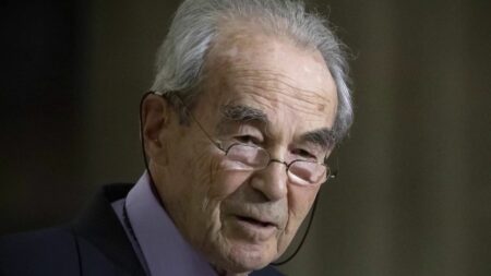 Robert Badinter, survivant de la Shoah et activiste anti-antisémitisme, décède Mort de Robert Badinter : une vie marquée par la Shoah et la lutte contre l'antisémitisme
Robert Badinter est mort dans la nuit du jeudi 8 au vendredi 9 février. Fils de parents juifs, son père n'est pas revenu des camps de concentration. Une blessure qui le hantera longtemps.
