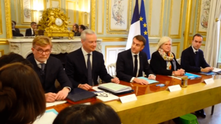 Séminaire de travail pour le nouveau gouvernement Attal: définition des priorités à venir Remaniement : le nouveau gouvernement dans les starting-blocks
Le gouvernement Attal au complet s’est réuni dans la matinée du samedi 10 février pour un séminaire de travail. Il doit permettre de définir les priorités des prochains mois.