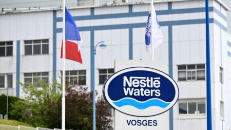 Eau purifiée illégalement par Nestlé : des sénateurs "demandent la publication du rapport tenu secret par le gouvernement"
          La cellule investigation de Radio France et le journal "Le Monde" a pu consulter un rapport administratif confidentiel de l'Inspection générale des affaires sociales pointant des pratiques "clairement non conformes au code de la santé publique".