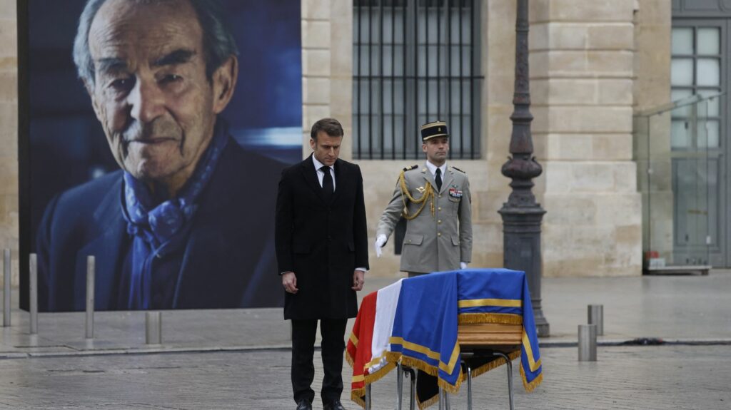 Vidéos



  

  
  

      

  

  
    Hommage national à Robert Badinter : les six séquences à retenir de la cérémonie en mémoire de l'ancien ministre de la Justice
          Sur la place Vendôme, Emmanuel Macron a salué celui qui a porté l'abolition de la peine de mort en 1981. Le chef de l'Etat a estimé que son nom "devra s'inscrire" au Panthéon.