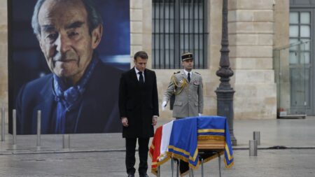 Vidéos



  

  
  

      

  

  
    Hommage national à Robert Badinter : les six séquences à retenir de la cérémonie en mémoire de l'ancien ministre de la Justice
          Sur la place Vendôme, Emmanuel Macron a salué celui qui a porté l'abolition de la peine de mort en 1981. Le chef de l'Etat a estimé que son nom "devra s'inscrire" au Panthéon.