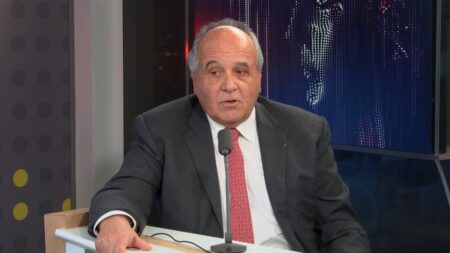 Relaxe de François Bayrou : du "soulagement" chez le président du groupe MoDem à l'Assemblée nationale "après des inquiétudes qui ont duré presque sept ans"
          Le député centriste Jean-Paul Mattei salue la relaxe de François Bayrou dans l'affaire des assistants parlementaires européens du MoDem.