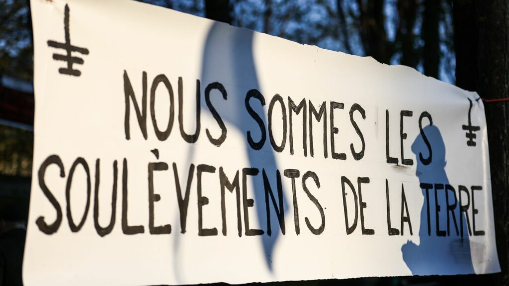 Salon de l'agriculture : "Nous avons bel et bien été contactés pour participer au débat", affirment les Soulèvements de la Terre
          Contrairement à ce qu'a affirmé Emmanuel Macron samedi matin, l'organisation écologiste confirme avoir été contactée pour un débat au Salon de l'agriculture.