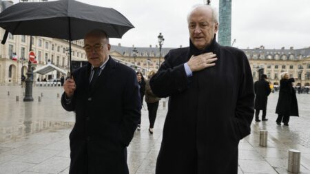 "Il faut rester dans la stratégie fixée depuis le début : empêcher Poutine de gagner en Ukraine sans se laisser entraîner dans l'engrenage de la guerre à la Russie", estime Hubert Védrine
          L'ancien ministre des Affaires étrangères insiste pour que des réflexions sur une "organisation européenne de défense" débutent.