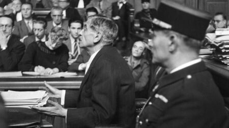 Collaboration : des syndicats de magistrats veulent faire décrocher le portrait de Pierre Laval, toujours présent au ministère de la Justice
          La demande ne date pas d'hier. Pourtant, le ministère n'entend rien changer, argumente-t-il,  regarder en face les parts d'ombre de notre histoire.