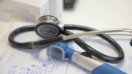 Taxe envisagée pour les rendez-vous médicaux non honorés en raison de 6-10% d’absentéisme hebdomadaire Santé : une taxe envisagée en cas de rendez-vous non honoré chez le médecin
Chaque semaine, 6% à 10% des patients ne se présentent pas à leur rendez-vous chez le médecin. Le gouvernement envisage de mettre en place une taxe.