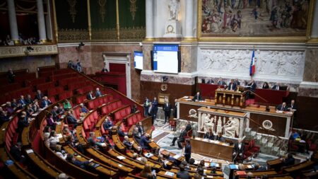 Guerre en Ukraine : l'Elysée annonce un débat et un vote prévu au Parlement
          La présidence ne précise pas quand sera organisé ce débat devant les députés et les sénateurs.