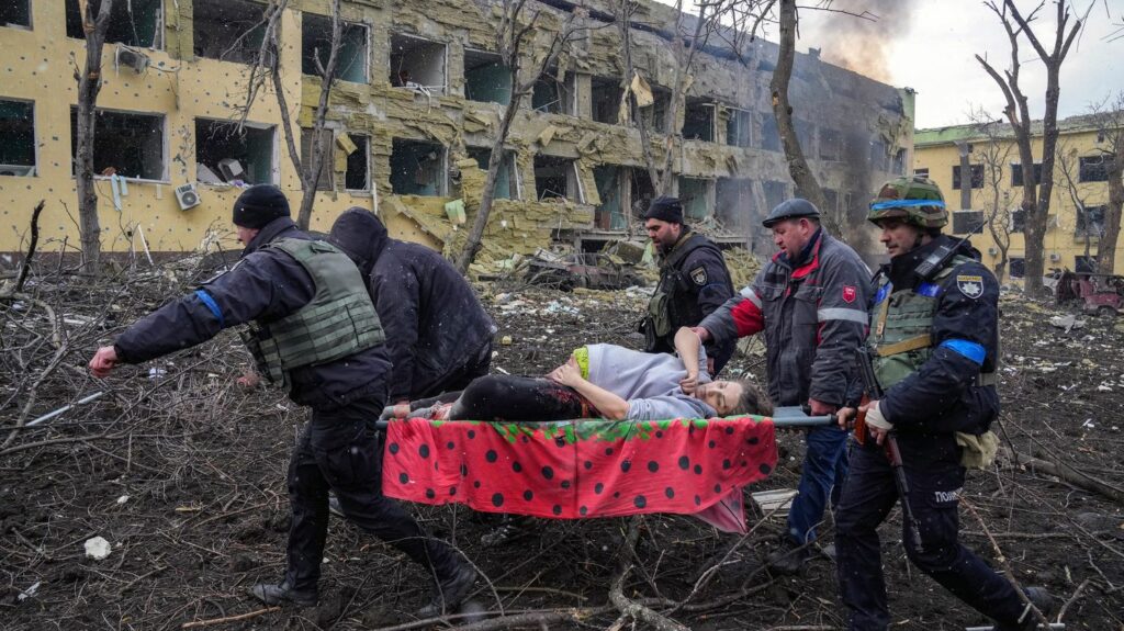 Vidéo



  

  
  

      

  

  
    "Vingt jours à Marioupol" : un documentaire nommé aux Oscars et multiprimé revient sur le bombardement d'un hôpital pédiatrique en Ukraine en mars 2022
          Dans un film diffusé dimanche soir sur France 5, deux journalistes ukrainiens, Mstyslav Chernov et Evgeniy Maloletka, racontent le quotidien de cette ville portuaire assiégée par les forces russes et démontent la propagande de Moscou.