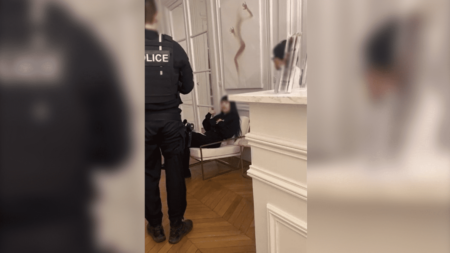Témoignage



  

  
  

      

  

  
    "Il m'a fait une clé de bras contre le canapé" : une entrepreneuse chinoise raconte les violences dont elle accuse des policiers
          Une femme de 40 ans assure avoir été victime d'une violente clé de bras et de propos discriminatoires tenus par des policiers, fin janvier. Une enquête a été ouverte par le parquet de Paris pour "violences par personne dépositaire de l'autorité publique" et confiée à l'IGPN.