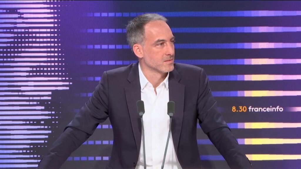 Permis de conduire : une visite médicale tous les 15 ans, "cela me semble basique", souligne l'eurodéputé Raphaël Glucksmann
          Faire contrôler son aptitude à conduire et éviter des accidents "évitables", ne paraît pas représenter un effet "dévastateur sur la vie des citoyennes et des citoyens" à la tête de liste socialiste aux européennes.
