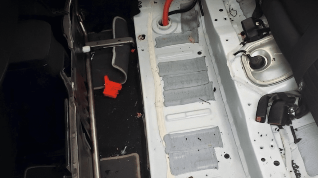 Automobile : les batteries électriques, nouvelles cibles des voleurs
          Au sein de concessions automobiles, une série de vols de batteries sur des véhicules hybrides interpelle. Les vols ont notamment été constatés dans l’Ouest. Ces batteries coûtent des milliers d’euros à l’unité.