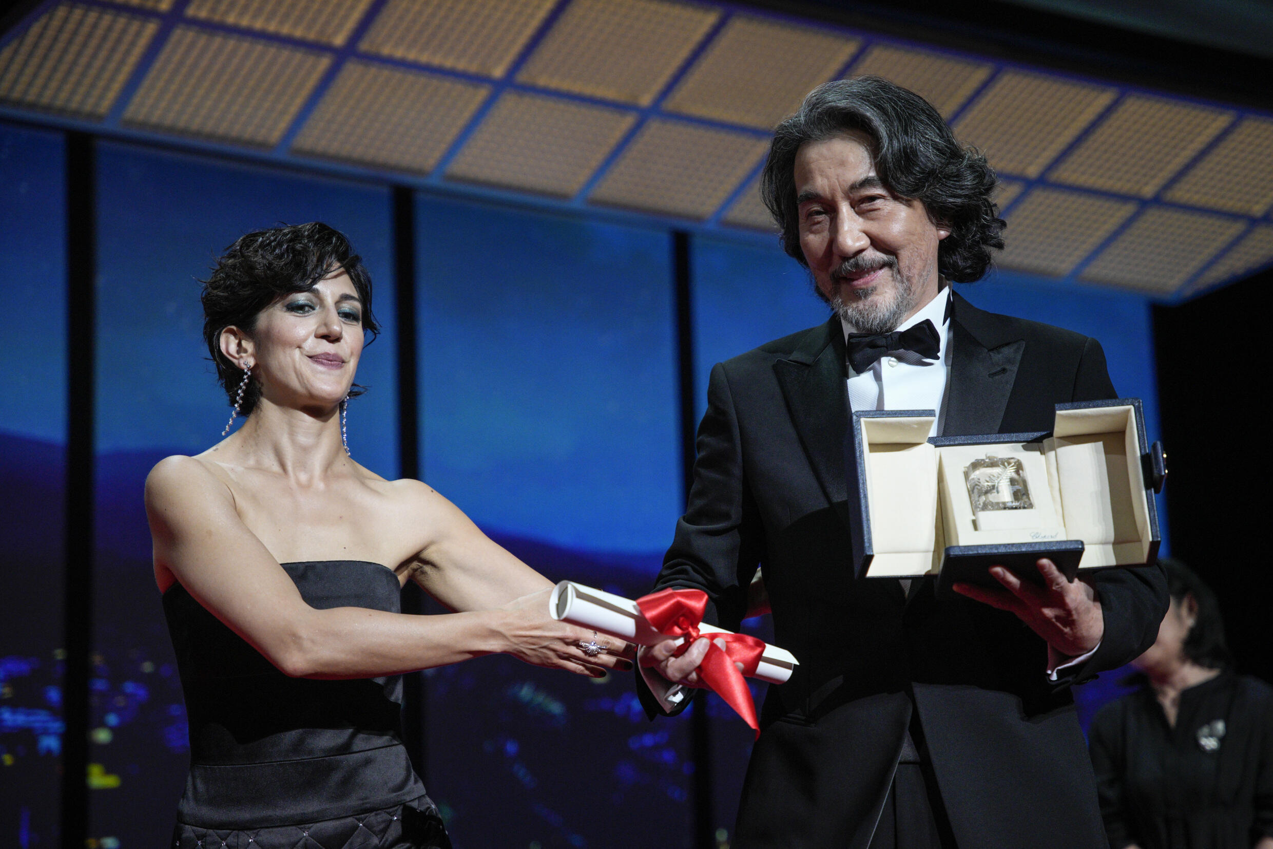 Zahra Amir Ebrahimi remet à Koji Yakusho le prix du meilleur acteur pour 