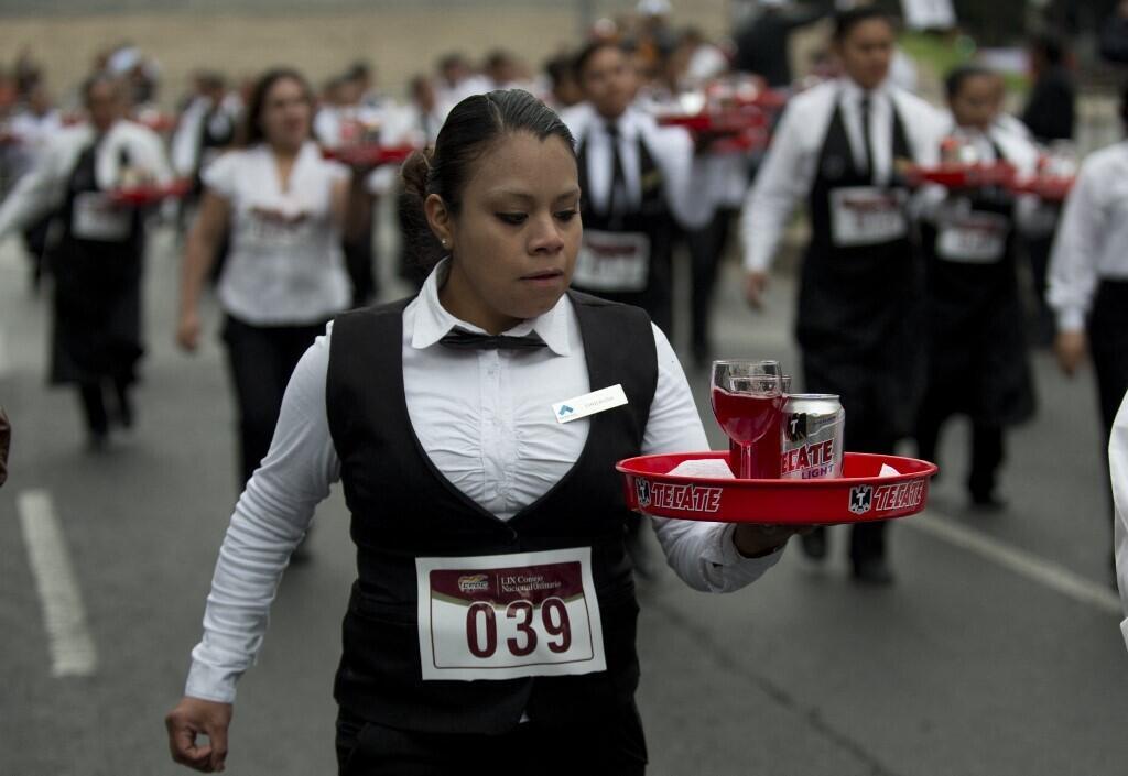 Une course de serveurs à Mexico le 16 mars 2013.